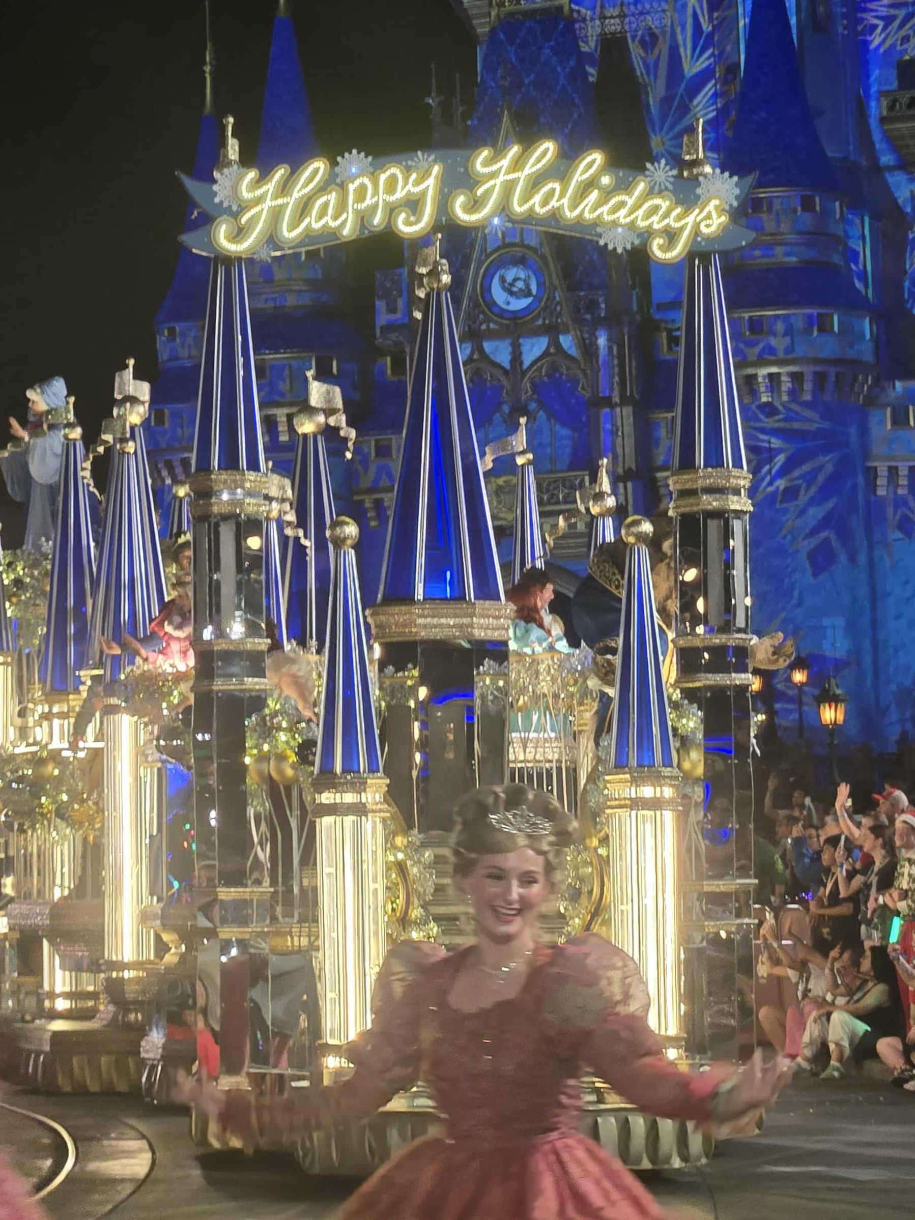 Parade de Noël au Magic Kingdom devant le château illuminé lors du Mickey’s Very Merry Christmas Party