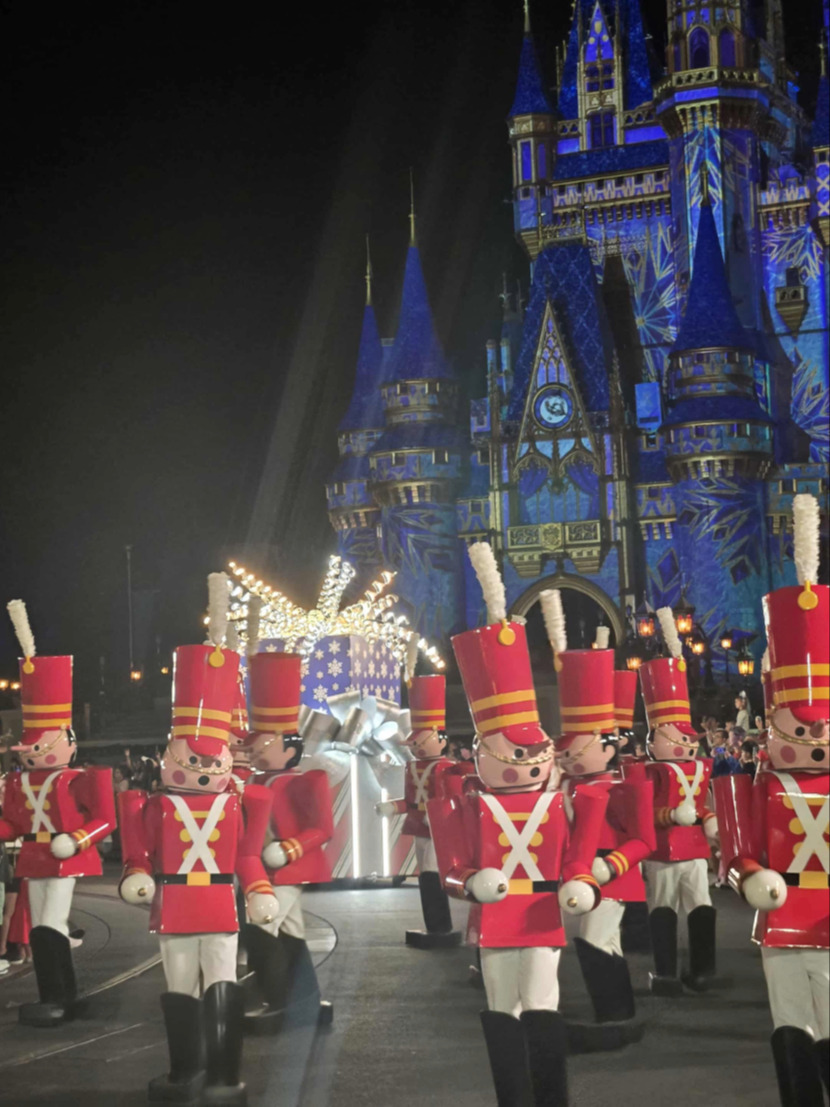 Soldats jouets défilant lors de la parade de Noël à Walt Disney World
