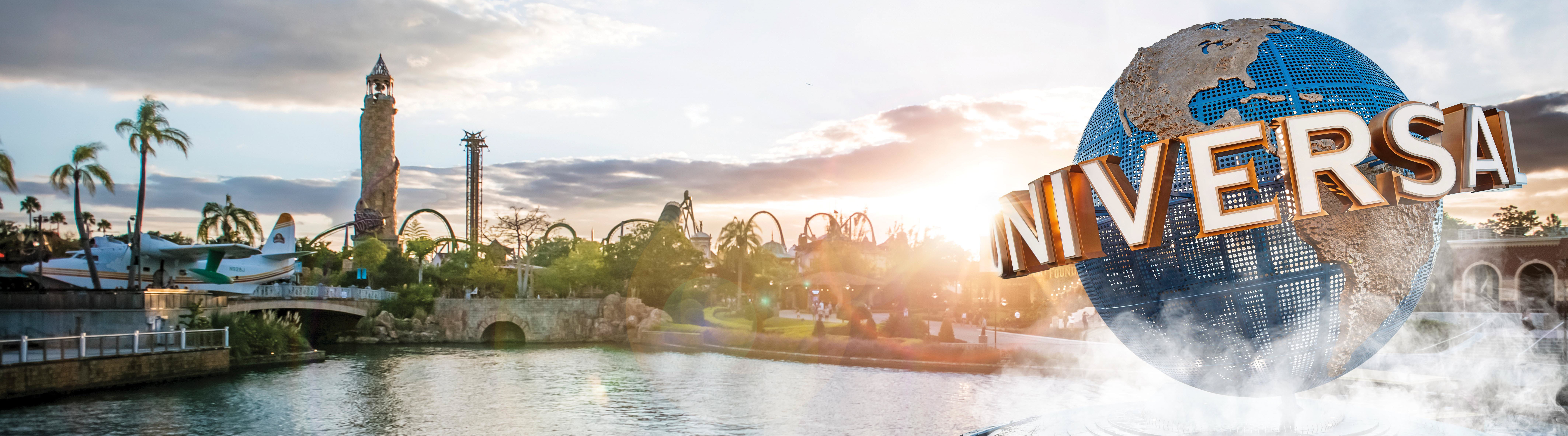 Globe emblématique d’Universal Orlando Resort au coucher du soleil, avec palmiers, plan d’eau et attractions en arrière-plan, représentant l’expérience immersive des parcs Universal en Floride.